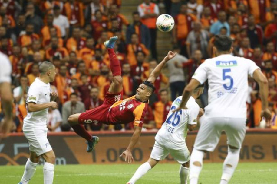 Soi kèo Galatasaray vs Istanbul Basaksehir